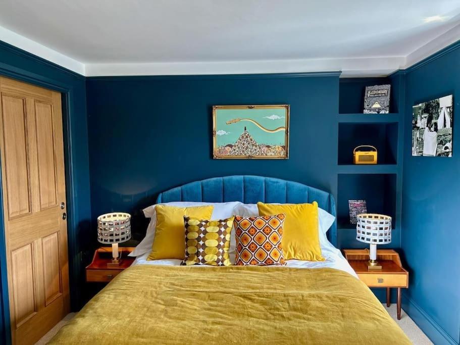 Stylish Retro Hotel Room Above Pub Shepton Mallet Exterior foto