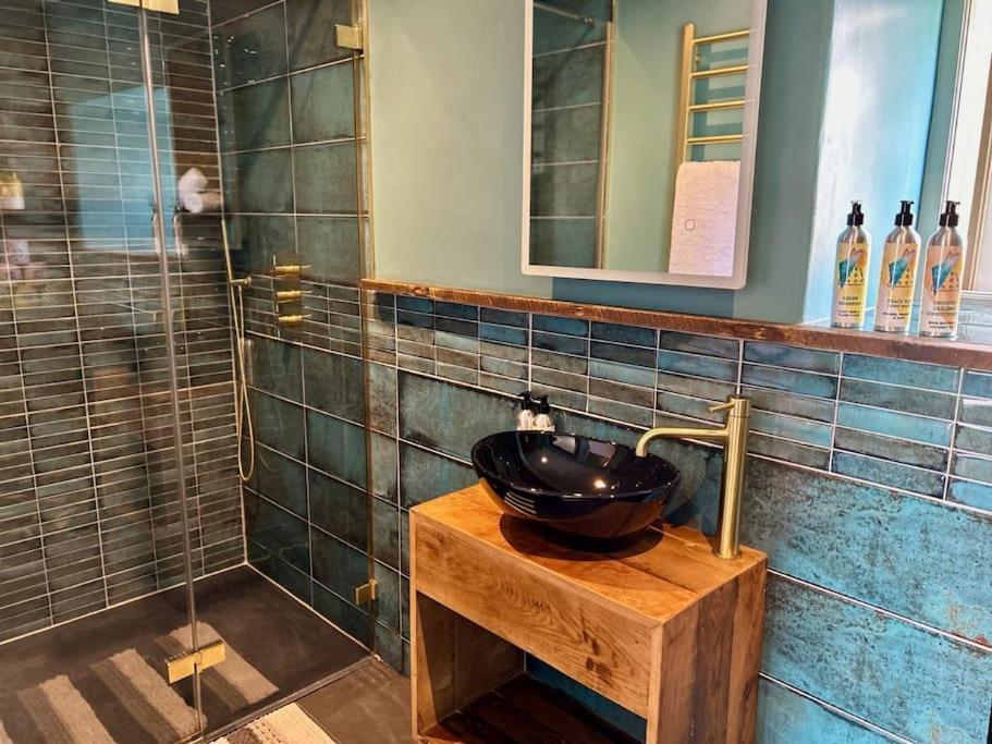 Stylish Retro Hotel Room Above Pub Shepton Mallet Exterior foto